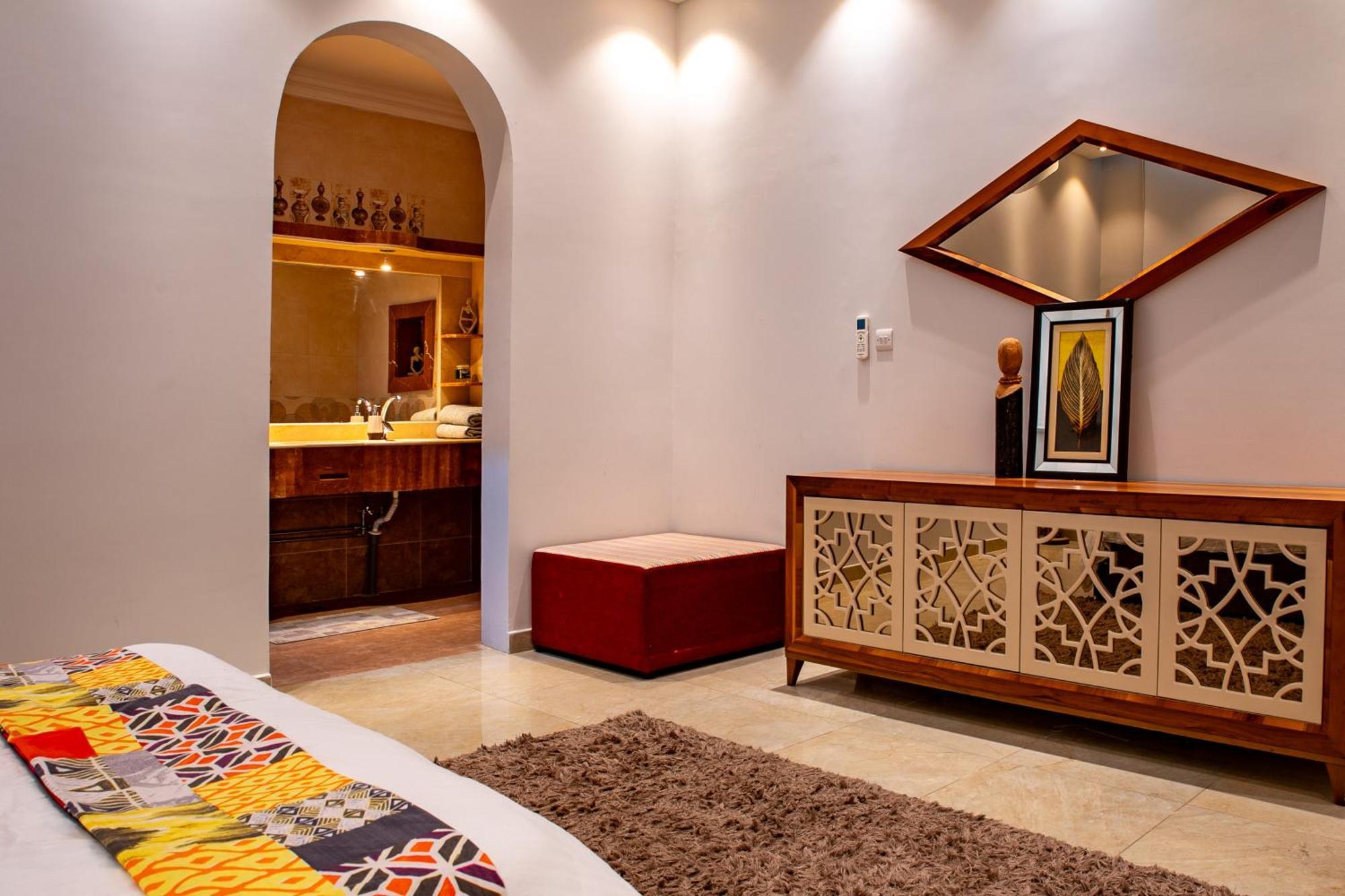 Elegant Garden Stay With 2 Living Areas, 2 Bedrooms, 1 Full And 1 Half Bath For 6 Guests Umm Al Amad Dış mekan fotoğraf